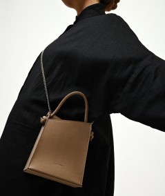 mini sac en cuir avec chaine couleur taupe made in france lamaro